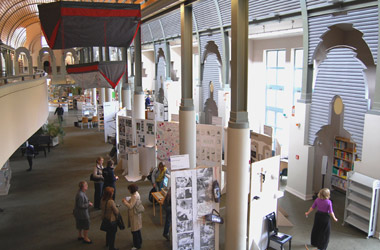 Ansicht der Ausstellung in der Bibliothek